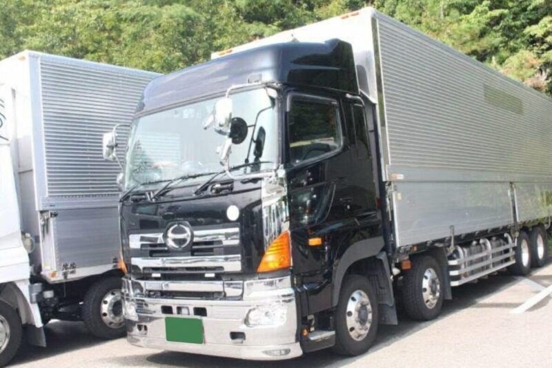 貸出駐車場(※車両は他社車両です)